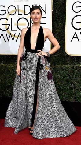 Gaun Seksi Berbelahan Dada Rendah Dominasi Red Carpet Golden Globes Gaun Seksi Berbelahan Dada Rendah Dominasi Red Carpet Golden Globes