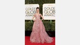Detail bunga pink dalam gaun yang juga berwarna pink membuat gaun Lily Collins terlihat menakjubkan. Dia mengenakan gaun cantik karya Zuhair Murad. (REUTERS/Mike Blake)