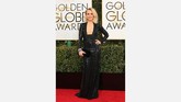 Aktris Kristen Bell tampak seksi dengan gaun hitam sederhana. Namun warna sederhana ini ternyata tak memiliki detail yang sederhana. Gaun hitam ini ditambahkan dengan aksesn terbuka di bagian dadanya. (REUTERS/Mike Blake)