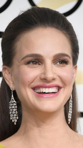 Deretan Selebriti di Golden Globes dengan Makeup dan Rambut Sempurna Deretan Selebriti di Golden Globes dengan Makeup dan Rambut Sempurna