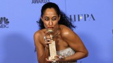 Piala Golden Globes pertama dibawa pulang oleh Tracee Ellis Ross yang berperan dalam Black-ish. Berkat tayangan itu, ia memenangi Aktris Film Televisi/ Miniseri Musikal/ Komedi Terbaik. (REUTERS/Mario Anzuoni)