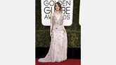 Tampil natural dengan gaun berwarna lembut nyatanya tak memudarkan pesona Emma Stone. Dia menggunakan busana dari rumah modde Valentino. (Frazer Harrison/Getty Images/AFP)