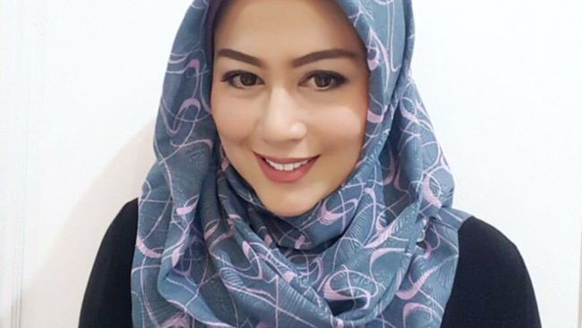 Foto: Manisnya Istri Denny Cagur yang Kini Berhijab