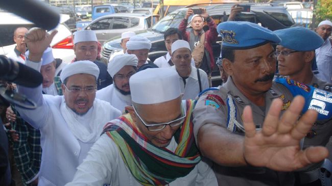 FPI-GMBI Bentrok di Mapolda Jabar, Satu Orang Dipukul Kayu
