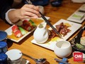 Restoran Inggris Sajikan Makanan di Punggung Tangan Tamu