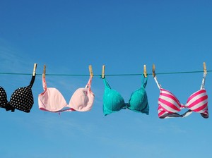 5 Pesohor yang No Bra Day Sepanjang Tahun, Kerap Tampil Tanpa BH
