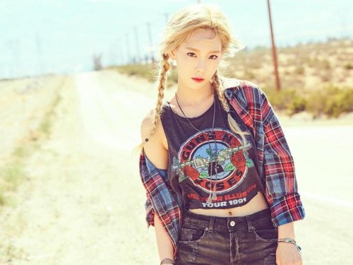 Gaya Kasual Taeyeon SNSD Pakai Kaus Crop Top ke Indonesia Gaya Kasual Taeyeon SNSD Pakai Kaus Crop Top ke Indonesia
