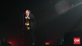 Bagian itu memang jauh dari panggung. Tapi itu tak menghalangi penonton untuk menikmati sajian menghibur dari Adams, sampai lagu terakhirnya All for Love. (CNN Indonesia/Safir Makki)