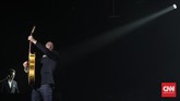 Aksi panggung Adams seperti ‘menghipnotis’ penonton yang datang. Mereka bukan hanya dimanjakan lantunan romantis, tetapi juga musik yang menggebrak. (CNN Indonesia/Safir Makki)