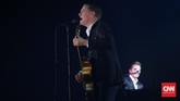 Pengunjung yang kebanyakan usia paruh baya memenuhi Grand Ballroom sejak pukul 18.00 WIB, namun konser baru dimulai sekitar pukul 20.00 WIB. Adams membuka konsernya dengan lagu Do What Ya Gotta Do. (CNN Indonesia/Safir Makki)
