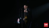 Usia Bryan Adams sudah 57 tahun, tapi ia masih eksis di dunia musik. Ia bahkan masih menggelar tur nyaris tanpa rehat, ke Asia, Eropa, sampai Amerika. (CNN Indonesia/Safir Makki)