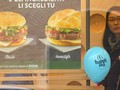 Tunawisma Roma Bersuka Ria Cicipi Burger McDonalds