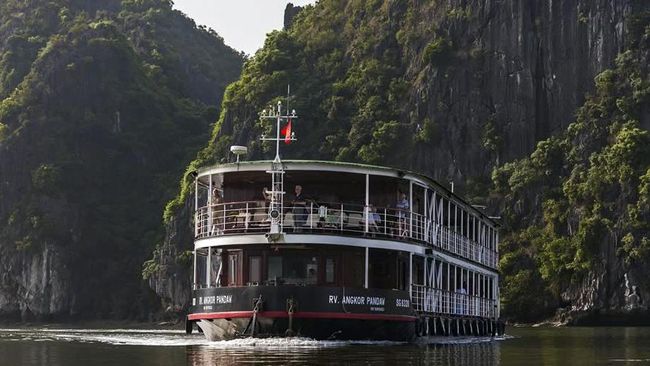Kapal Pesiar Mewah Gagal Berlayar ke Kalimantan