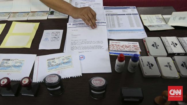 Razia WN China di Karawang, Imigrasi Temukan Buku Palu Arit