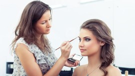 10 Kesalahan 'Makeup' yang Buat Wajah Terlihat Tua