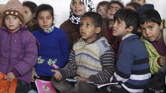 Lihat Pemenggalan dan Bom, Anak-Anak Raqqa Menderita
