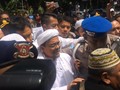 Ribuan Orang Kawal Pemeriksaan Pentolan FPI Rizieq Shihab