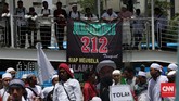 Massa menggelar aksi hingga sekitar pukul 16.00 WIB. Tak ada insiden berarti dalam aksi yang dikawal ketat petugas ini. Massa membubarkan diri setelah Rizieq keluar dari ruang pemeriksaan. (CNN Indonesia/Safir Makki)