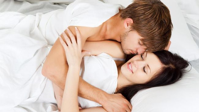 5 Manfaat Berpelukan Saat Tidur Bersama Pasangan