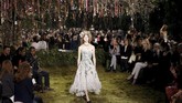 Makanya, tidak heran bila Musee Rodin, yang menjadi lokasi pertunjukkan Dior, begitu kental dengan sentuhan feminin khas perempuan.