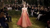 Koleksinya terlihat kontras dengan para pendahulunya di Dior, terutama Raf Simmons, yang menonjolkan garis tegas dan nafas maskulin. Jika Simmons banyak menghadirkan setelan celana panjang yang melambangkan kekuatan feminin, Chiuri justru menawarkan kelembutan dan kerapuhan wanita.