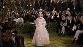 Chiuri, yang sebelumnya selama 17 tahun mengepalai rumah mode Valentino, mengatakan koleksi couture-nya terinspirasi dari taman bunga dan labirin.