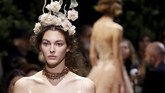 Paris boleh jadi dilanda cuaca buruk dan musim dingin berkepanjangan, tapi di panggung Dior, ada kehangatan dan kelembutan dunia fantasi berkat tangan dingin Maria Grazia Chiuri.