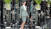 Sisi tangguh diperlihatkan lewat ragam setelan alias power suit, berupa padanan blazer dengan rok ketat atau jaket panjang dengan gaun. Tambahannya berupa sabuk berukuran besar dan detail metalik.