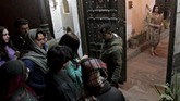 Untuk dapat bergabung dengan pesta tersebut tidaklah sembarangan. Sebelum masuk ke ruangan pesta, pihak keamanan mengecek satu per satu tamu yang diundang ke pesta tersebut. (REUTERS/Caren Firouz)