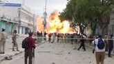 Meski benteng pertahanannya sudah direbut, Al Shabaab masih bisa melakukan serangan bom dengan kapasitas sebesar ini, sebagaimana tertangkap oleh kamera TV Reuters. (REUTERS/Reuters TV TPX IMAGES OF THE DAY).