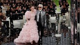 Di akhir pertunjukkan, Karl Lagerfeld menutup pergelaran busana bersama model Lily-Rose Depp, yang merupakan putri Johnny Depp dan Vanesa Paradis. Selain Lily-Rose, model kenamaan lainnya yang juga terlihat adalah Kendall Jenner dan Bella Hadid.