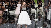 Soal warna, Lagerfeld juga masih menghadirkan ragam tone monokromatik, seperti hitam dan putih, yang sesekali dipadu detail metalik.
