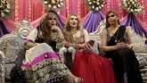 Pesta tersebut bukan hanya merayakan ulang tahun Shakeela, tapi juga momen berkumpul bagi para anggota komunitas transgender di Peshawar, Pakistan. (REUTERS/Caren Firouz)
