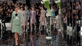 Bila disimpulkan, Chanel memang tidak lantang menyuarakan opini politiknya, namun koleksinya yang didominasi setelan, jelas mengingatkan akan gaya para wanita pemimpin, seperti Hillary Clinton, Jackie O dan Kate Middleton.