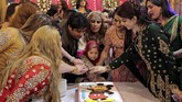 Seperti selayaknya pesta ulang tahun lainnya, dalam acara Shakeela juga ada acara potong kue. Semua tamu ikut ambil bagian dalam momen tersebut. (REUTERS/Caren Firouz)