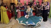 Namanya juga pesta, para tamu yang sebagian besar adalah anggota komunitas transgender memeriahkan suasana dengan menari mengikuti irama lagu. (REUTERS/Caren Firouz)