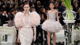 Salah satu pertunjukkan paling dinanti di Paris Haute Couture Week adalah Rumah Mode Chanel, dan seperti biasa, Karl Lagerfeld, sang direktur kreatif tidak mengecewakan.