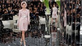 Dualisme yang dimaksud, tentu saja adalah dualisme perempuan. Lembut di satu sisi dan kuat di sisi yang lain. Hal itu terlihat dari penggunaan warna pastel dengan garis rancangan maskulin dan aksesori berukuran besar.