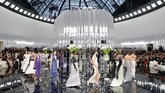 Di Paris, Lagerfeld menghadirkan tata panggung yang tidak biasa. Bukan lagi kafe, airport atau kasino, melainkan rumah cermin.