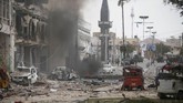 Sebuah mobil yang menabrak gerbang Hotel Dayyah, Mogadishu, Somalia meledak dan menghancurkan bangunan yang ada di sekitarnya. (REUTERS/Feisal Omar)