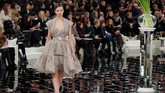 Di dalam panggung yang dipenuhi cermin itu, Lagerfeld punya dua tujuan. Pertama, menyajikan koleksinya dari berbagai angle dan memberikan keleluasaan sudut pandang bagi tamu undangan dan kedua, sebagai simbolisme dualisme.