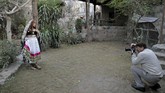Sedangkan teman Shakeela lainnya, Farzana Jan, memanfaatkan waktu sebelum pesta untuk berpose cantik di taman. (REUTERS/Caren Firouz)