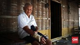Tan Kim Sui (90), dahulu bekerja sebagai buruh tani, ia adalah warga tertua dan masih memiliki rumah gedek yang merupakan khas pemukiman China Benteng kuno. (CNN Indonesia/Andry Novelino)