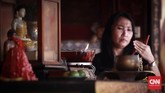 Warga Tionghoa Tangerang yang kerap dikenal dengan sebutan China Benteng tetap melaksanakan ritual ibadah di klenteng-klenteng yang banyak tersebar di Kota Tangerang. Warga melakukan ibadah dan melakukan puji-pujian dengan membakar dupa dan lilin di klenteng yang tertua di Tangerang. (CNN Indonesia/Andry Novelino)