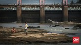 Beberapa warga tampak menjala ikan bandeng di tepian sungai dan bersiap untuk mandi di sungai Cisadane, yang berada di belakang perkampungan China Benteng, Tangerang. Harus sedikit hati-hati berada di tepi sungai itu, karena sering terjadi longsor di beberapa titik dan juga waspada banjir.(CNN Indonesia/Andry Novelino)
