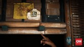 Di kawasan China Benteng, di setiap pintu rumah yang masih terbuat dari Gedek, bisa ditemukan secarik kertas kuning menempel dengan goresan aksara China kuno. Tujuan dari pemasangan aksara tersebut adalah tradisi turun menurun peninggalan dari nenek moyang. (CNN Indonesia/Andry Novelino)