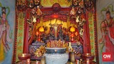 Saat kebakaran melanda kota Singkawang di tahun 1930, Vihara Tri Dharma Bumi Raya juga ikut hangus terbakar. Dan baru tiga tahun kemudian dibangun lagi.