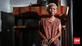 Tidak seperti China peranakan pada umumnya, Lim Lin Nieo (66), berkulit gelap. Nenek moyangnya adalah suku Hokkian yang datang ke Tangerang dan tinggal turun-temurun. Mereka masuk dengan perahu melalui Sungai Cisadane lebih dari 300 tahun silam. (CNN Indonesia/Andry Novelino)