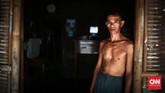 Tan Unsian (50) warga keturunan etnis Tionghoa yang mendiami kawasan tepi sungai Cisadane dan sehari-hari berkeliling berdagang kue. (CNN Indonesia/Andry Novelino)
