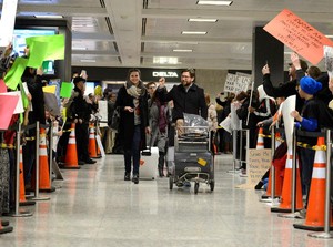 Imigrasi AS Diperketat Trump, Wamenlu Minta Warga +62 Selalu Bawa Identitas